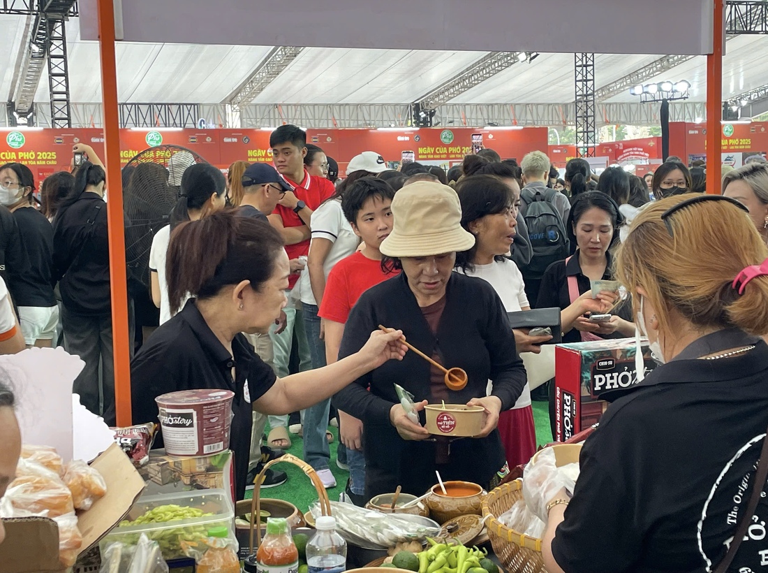 Buổi tác nghiệp thú vị của sinh viên tại Ngày của Phở 2025 - Ảnh 11. Buổi tác nghiệp thú vị của sinh viên tại Ngày của Phở 2025 - Ảnh 11.