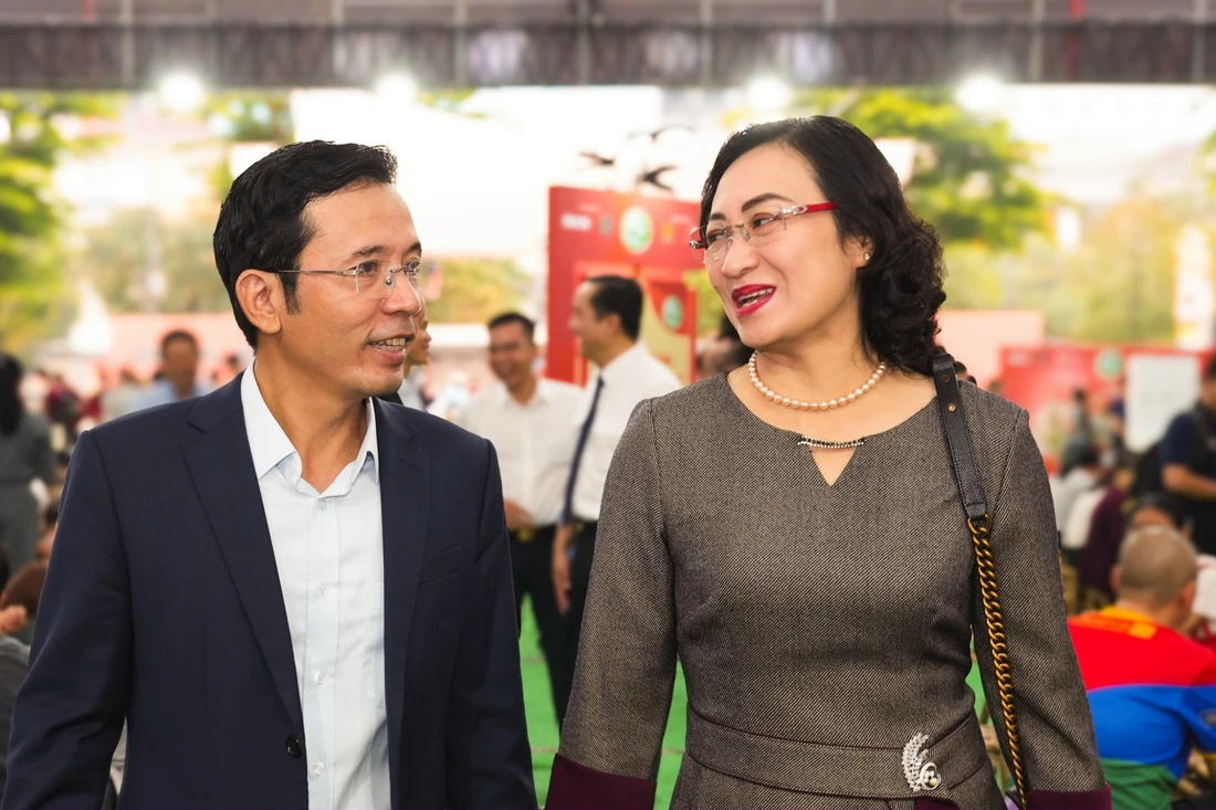 Khách đến rất sớm chờ thưởng thức tô phở nóng ở Ngày của Phở - Ảnh 1. Ngày của Phở - Ảnh 11.