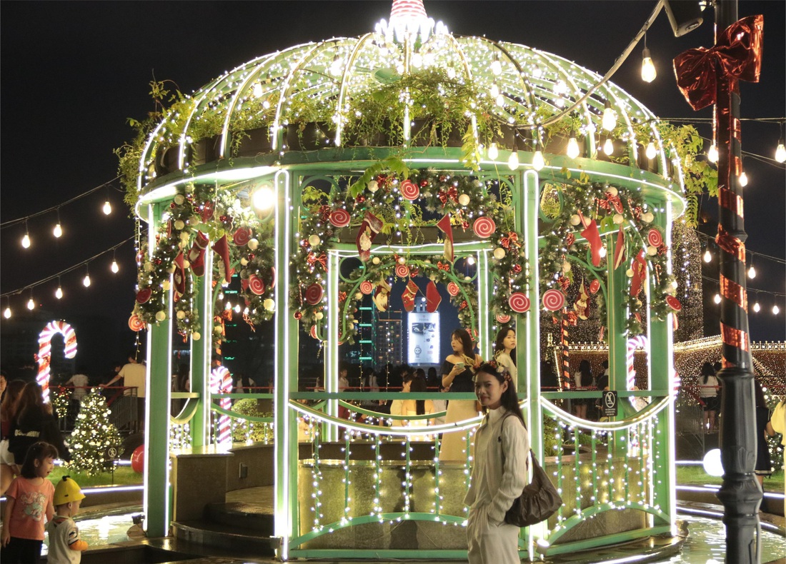 Trang trí Noel lên đèn, giới trẻ TP.HCM lên đồ - Ảnh 4. Trang trí Noel lên đèn, giới trẻ TP.HCM lên đồ - Ảnh 4.