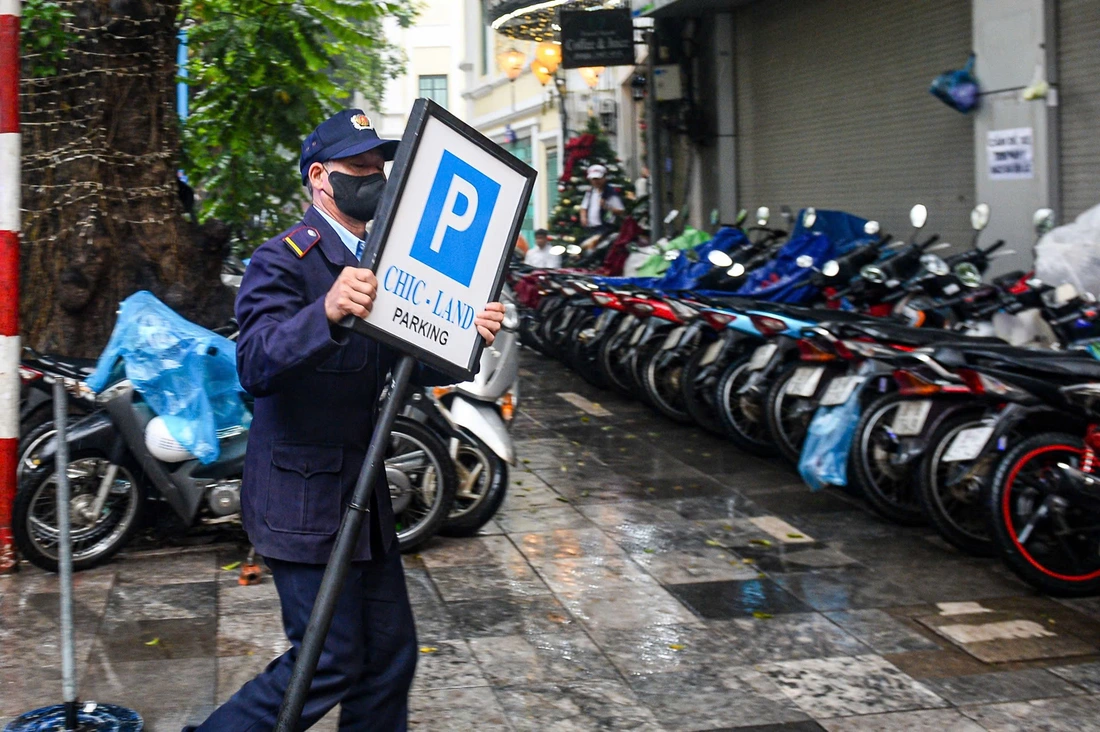 Công an Hà Nội đội mưa đồng loạt ra quân giành lại vỉa hè, lòng đường - Ảnh 9.