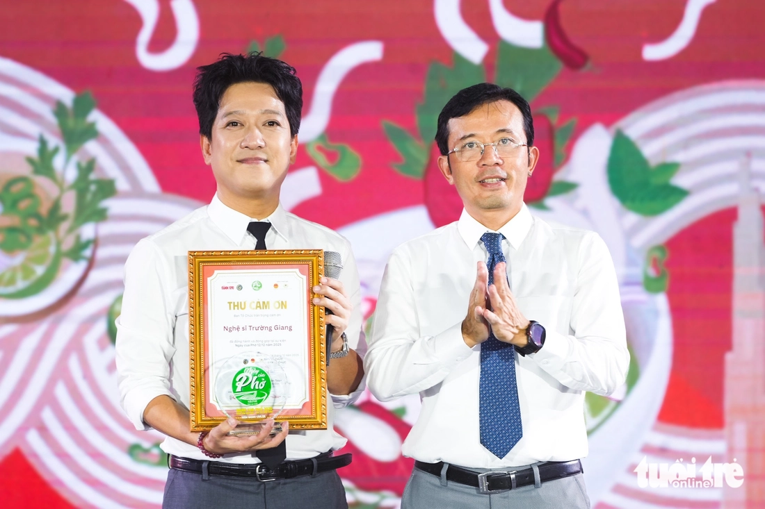 Đêm bế mạc Ngày của Phở 2025, Trường Giang ủng hộ 200 triệu đồng ủng hộ Phở yêu thương - Ảnh 1. Ngày của Phở - Ảnh 1.