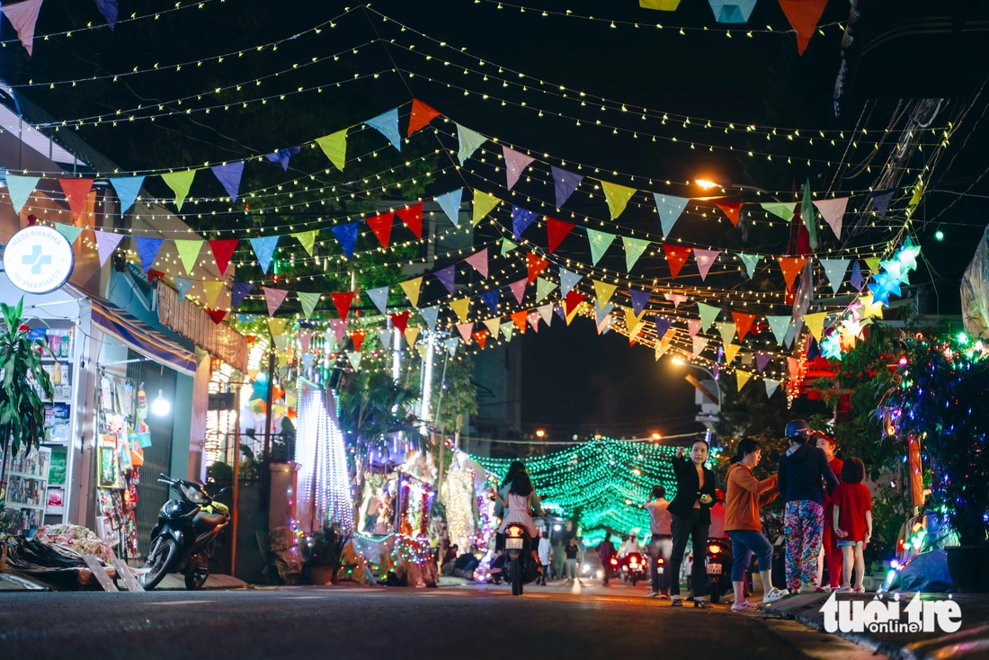 Xóm đạo lên đèn, không khí Noel len lỏi khắp các con phố - Ảnh 10.