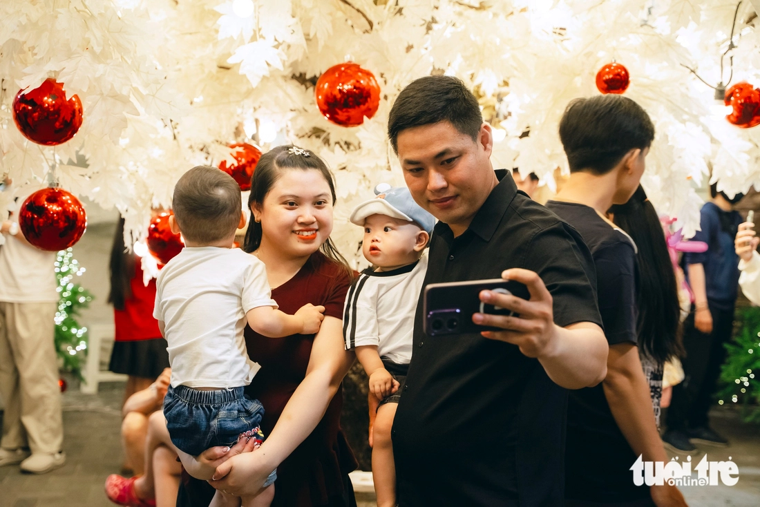 Xóm đạo lên đèn, không khí Noel len lỏi khắp các con phố - Ảnh 7.