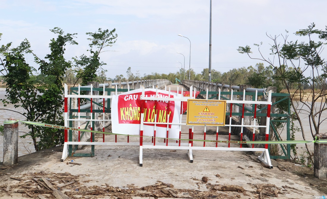 Hối hả sửa chữa cây cầu nối đôi bờ sông Thu Bồn bị lũ 'xé toạc' - Ảnh 10.