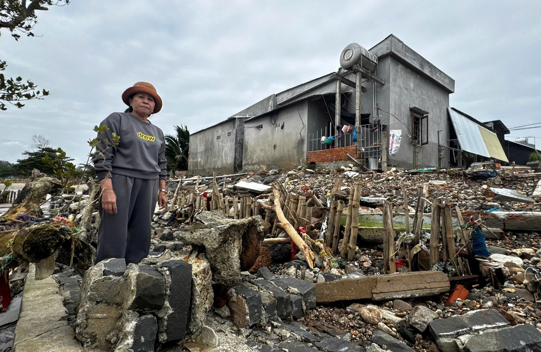 Tự dựng kè cứu nhà, người dân vẫn bất lực trước triều cường dữ dội - Ảnh 3.