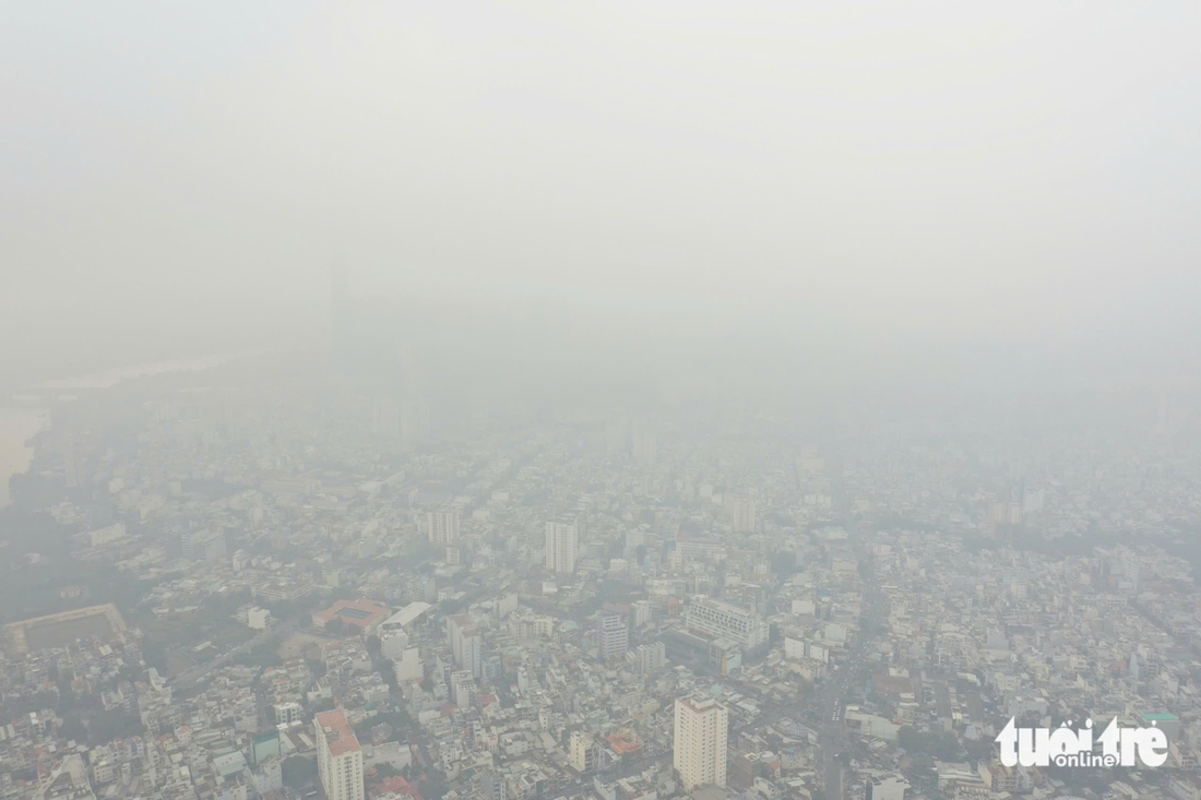 Sáng nay thời tiết TP.HCM trời mù, không khí không tốt với người nhạy cảm - Ảnh 4.