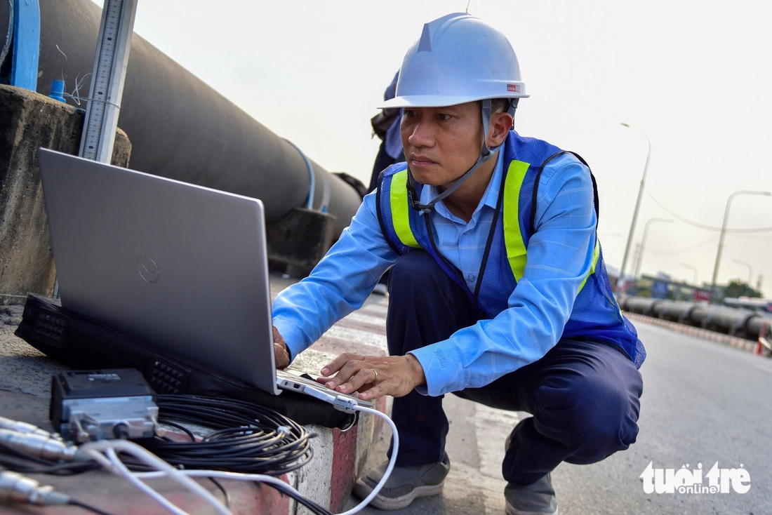 Xem cảnh 10 xe tải lớn 'thử sức' cầu Bình Phước 1 sau khi nâng cao thêm - Ảnh 2.