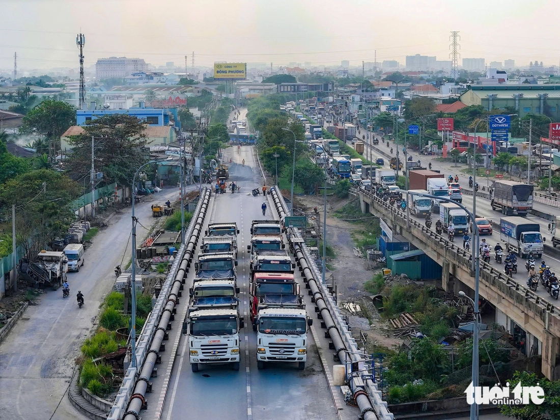 Xem cảnh 10 xe tải lớn 'thử sức' cầu Bình Phước 1 sau khi nâng cao thêm - Ảnh 5.