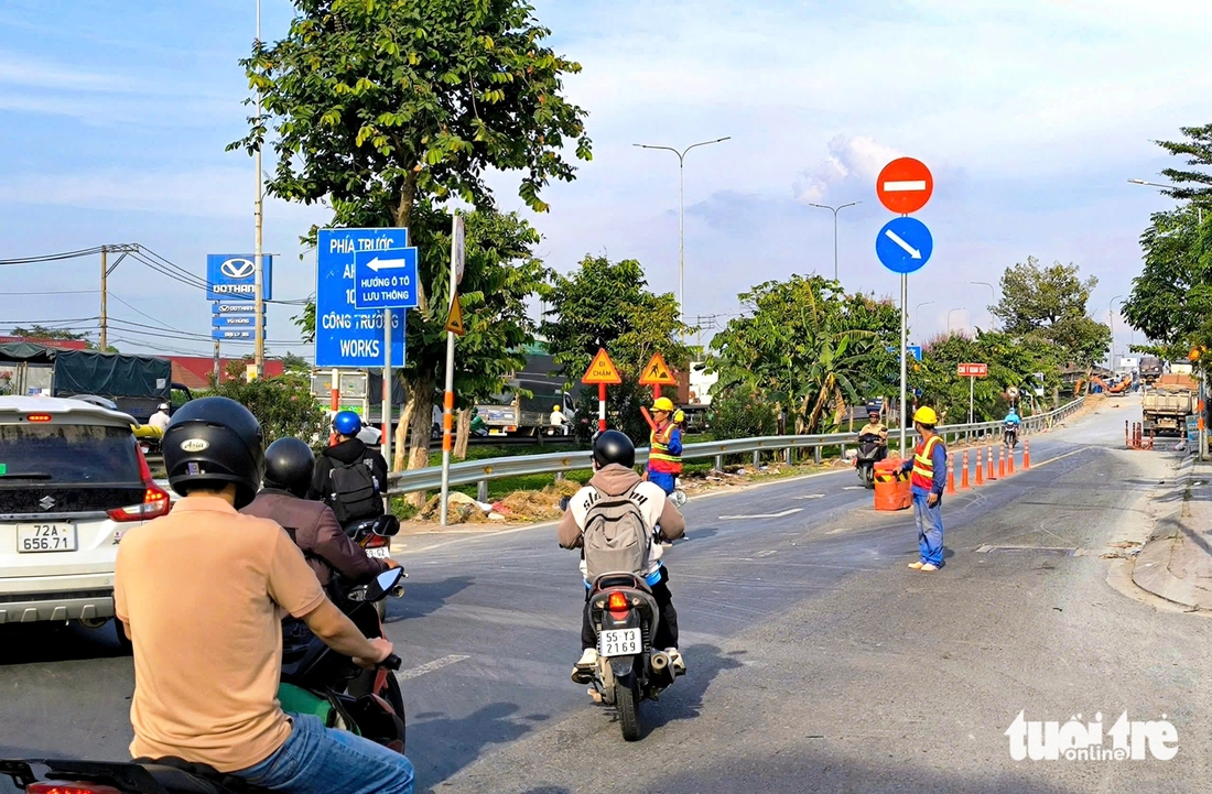 Xem cảnh 10 xe tải lớn 'thử sức' cầu Bình Phước 1 sau khi nâng cao thêm - Ảnh 12.