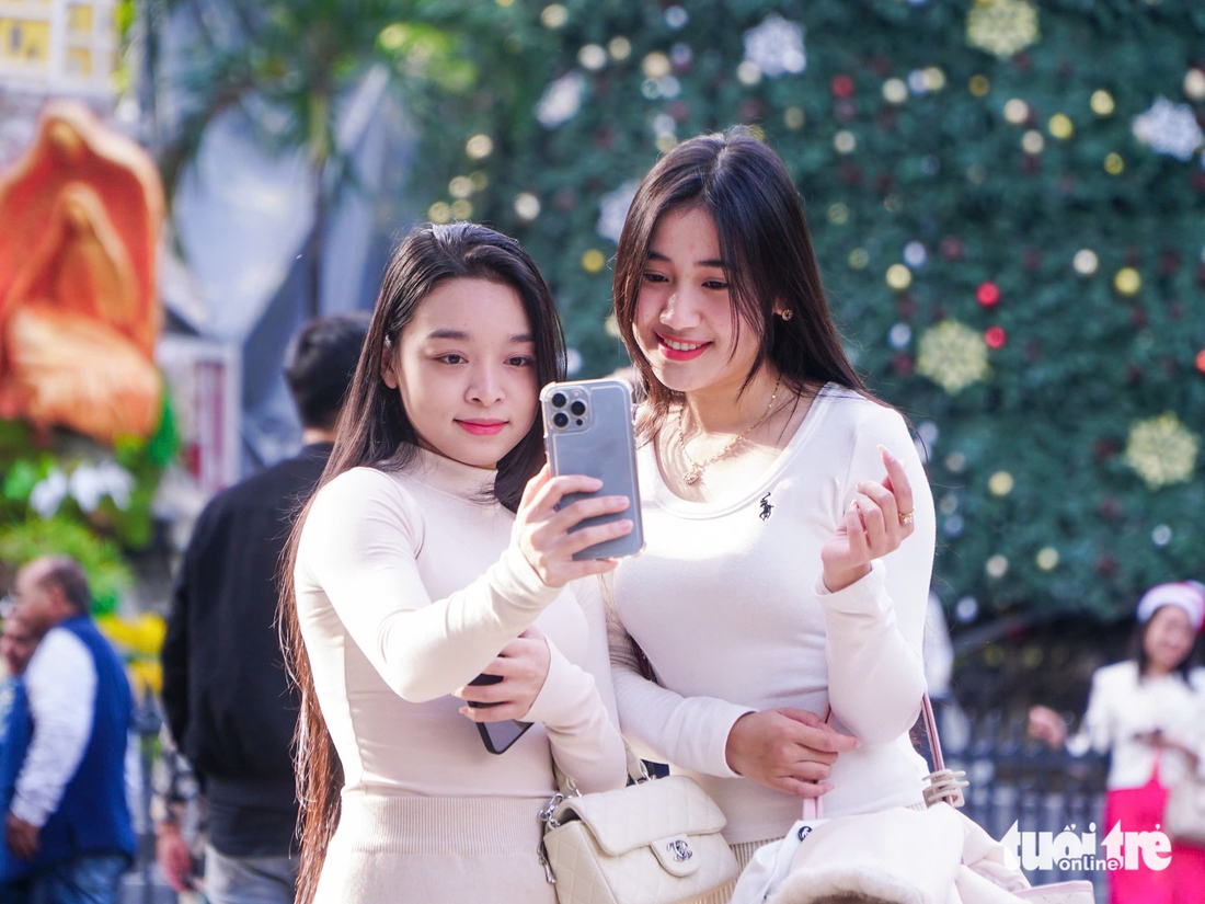 Phố phường Hà Nội rực rỡ sắc màu, người trẻ 'lên phố' đón Giáng sinh sớm - Ảnh 19.