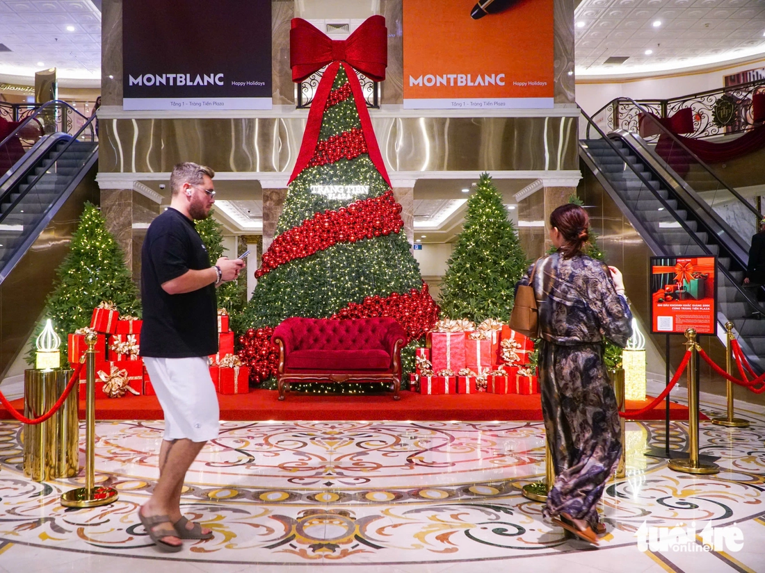 Phố phường Hà Nội rực rỡ sắc màu, người trẻ 'lên phố' đón Giáng sinh sớm - Ảnh 19.