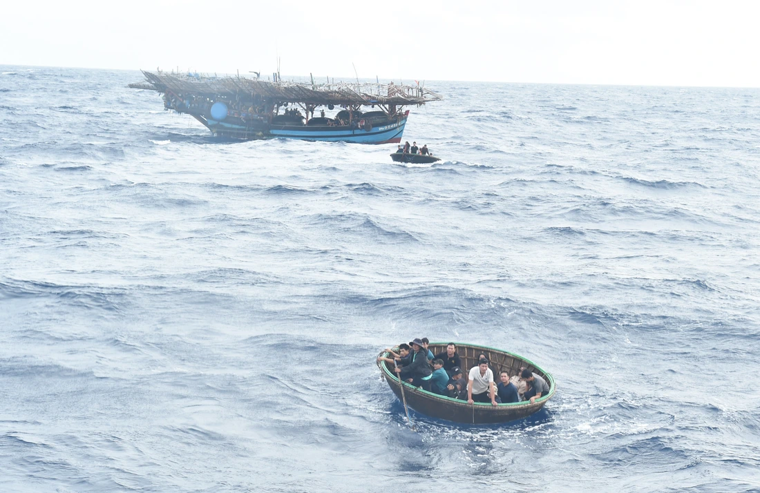 Tàu Cảnh sát biển tiếp nhận 52 ngư dân tàu cá Đà Nẵng bị cháy, chìm trên biển - Ảnh 3.