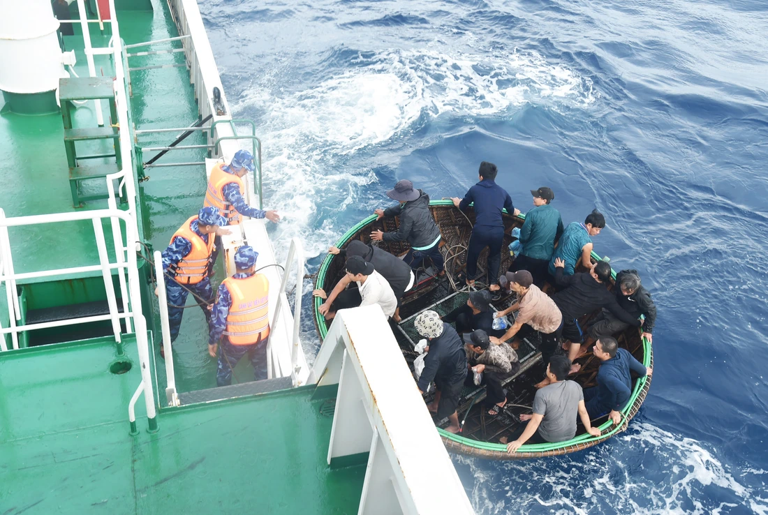 tàu cảnh sát biển - Ảnh 4.