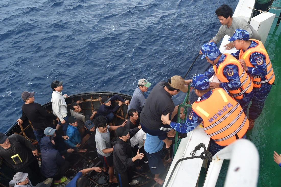 Tàu Cảnh sát biển tiếp nhận 52 ngư dân tàu cá Đà Nẵng bị cháy, chìm trên biển - Ảnh 1.