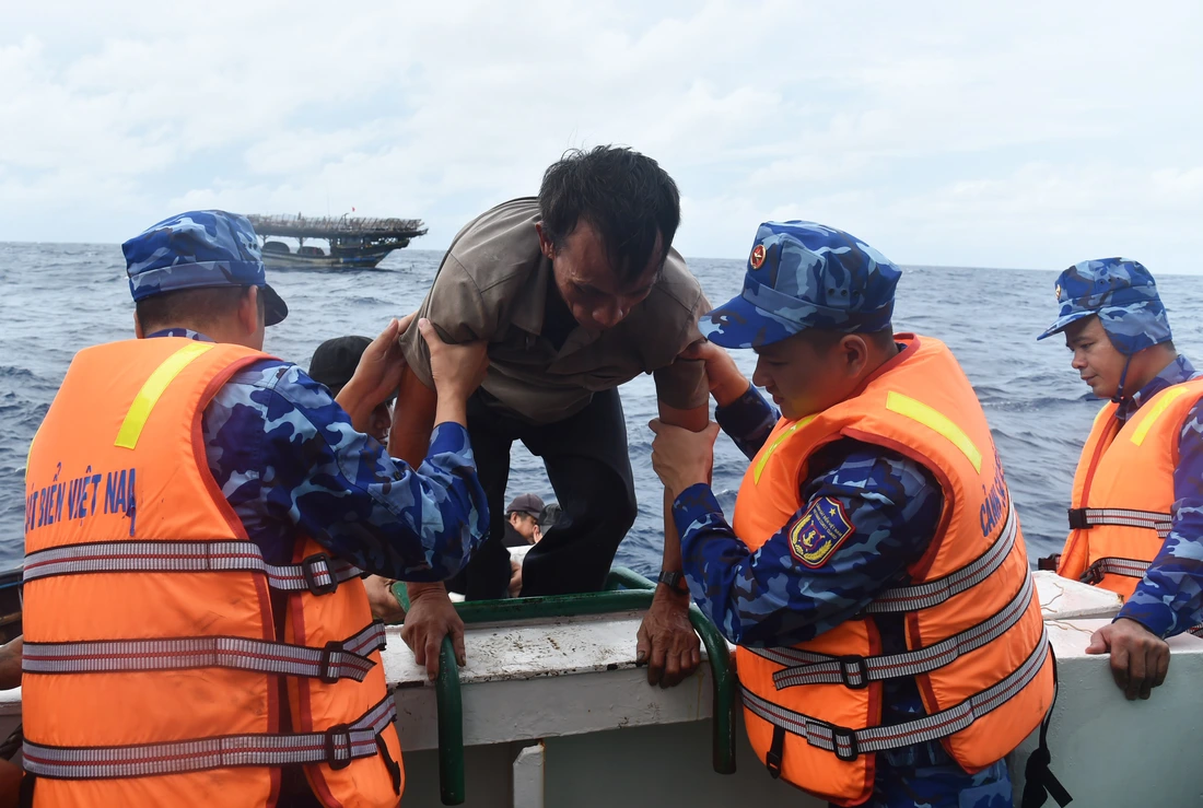 Tàu Cảnh sát biển tiếp nhận 52 ngư dân tàu cá Đà Nẵng bị cháy, chìm trên biển - Ảnh 6.