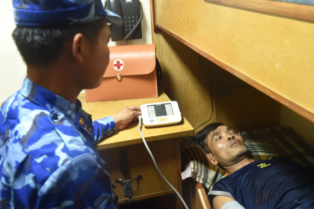 Tàu Cảnh sát biển tiếp nhận 52 ngư dân tàu cá Đà Nẵng bị cháy, chìm trên biển - Ảnh 7.