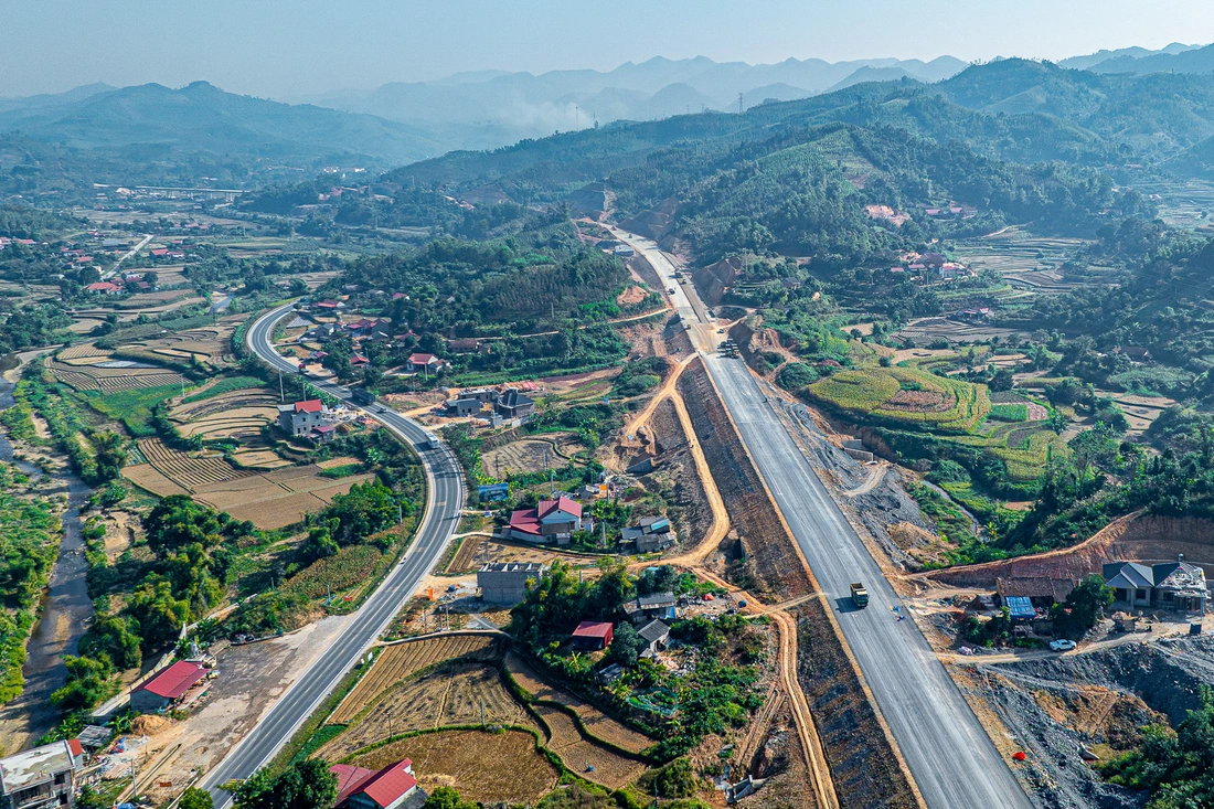 Chiêm ngưỡng cao tốc ngàn tỉ sắp thông tuyến 'mạch máu' giao thương biên giới Việt - Trung - Ảnh 1. Ngắm cao tốc ngàn tỉ sắp thông tuyến 'mạch máu' giao thương biên giới Việt - Trung - Ảnh 1.