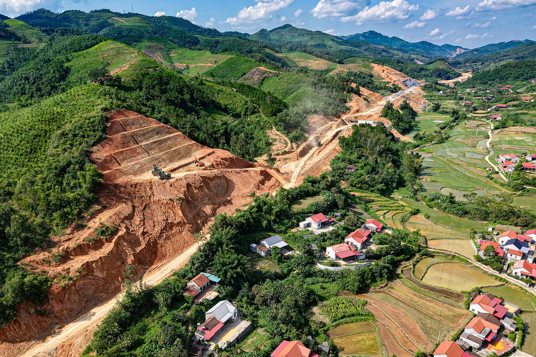 Chiêm ngưỡng cao tốc ngàn tỉ sắp thông tuyến 'mạch máu' giao thương biên giới Việt - Trung - Ảnh 9. Ngắm cao tốc ngàn tỉ sắp thông tuyến 'mạch máu' giao thương biên giới Việt - Trung - Ảnh 10.
