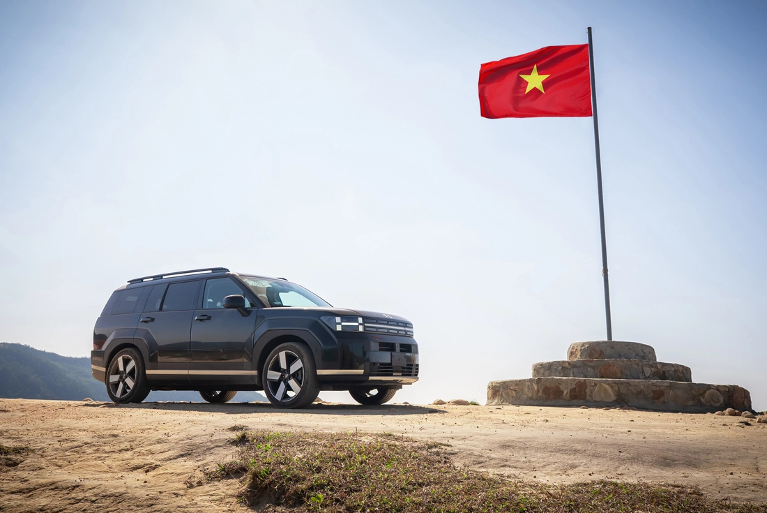 Hyundai Santa Fe Hybrid - Ảnh 1.