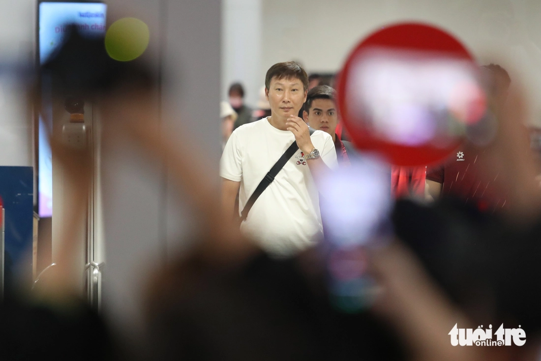 U22 Việt Nam được chào đón nồng nhiệt khi mang HCV SEA Games 33 về Hà Nội - Ảnh 1.