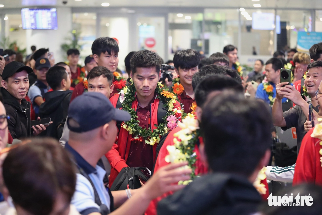 U22 Việt Nam được chào đón nồng nhiệt khi mang HCV SEA Games 33 về Hà Nội - Ảnh 9.