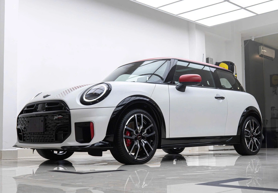 8 ‘xe chơi’ về Việt Nam 2025: Không phải siêu xe nhưng đắt, kén khách nhưng khó làm ngơ- Ảnh 12. Loạt xe chơi về Việt Nam 2025: Đắt, kén khách nhưng không thiếu đại gia sẵn sàng xuống tiền - Ảnh 13.