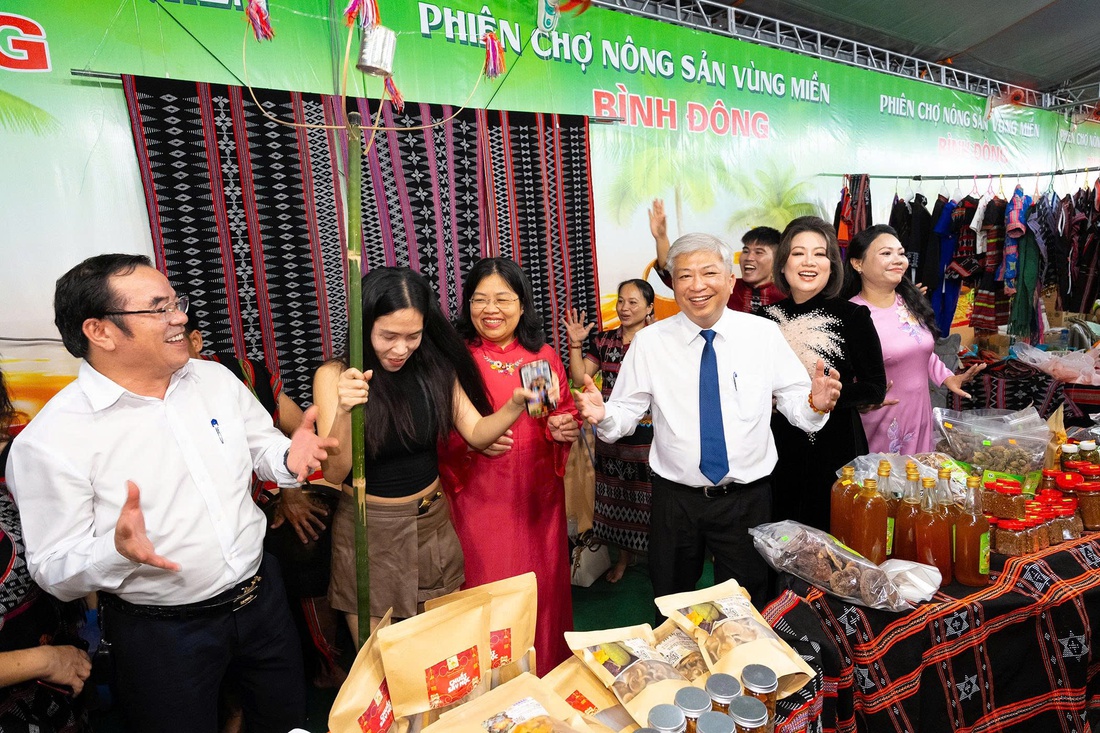 phiên chợ - Ảnh 2.