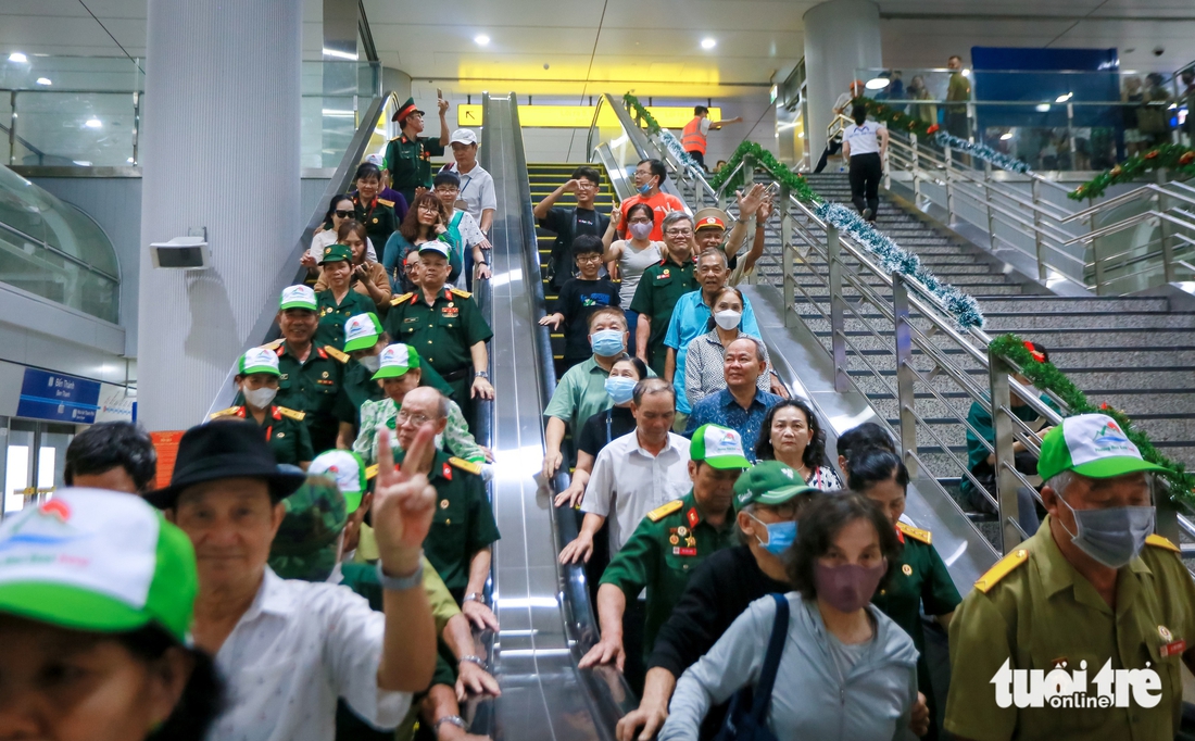 Nhìn lại 1 năm vận hành metro số 1: Những chuyến tàu đã đi vào đời sống TP.HCM - Ảnh 12.