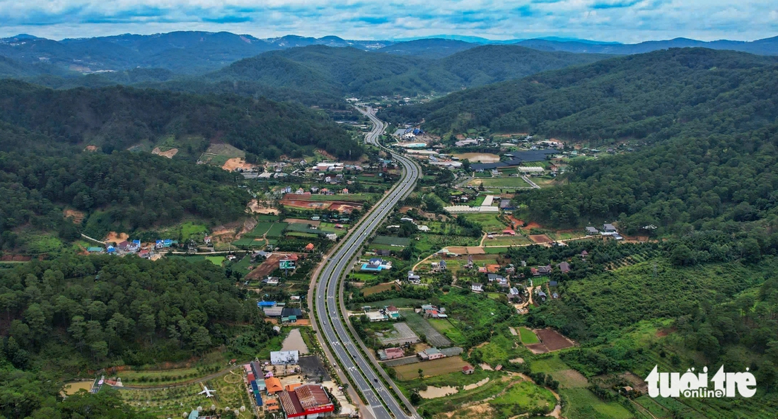 Người dân băng ngang đường cao tốc Liên Khương - Prenn vì thiếu đường gom - Ảnh 2.