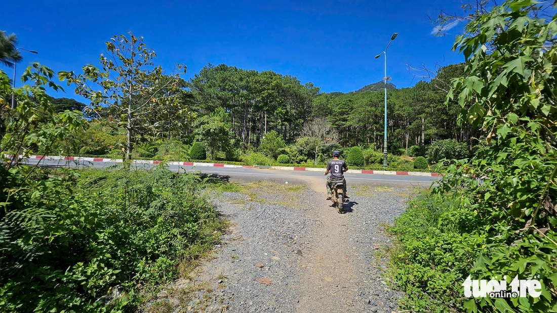 Người dân băng ngang đường cao tốc Liên Khương - Prenn vì thiếu đường gom - Ảnh 4.