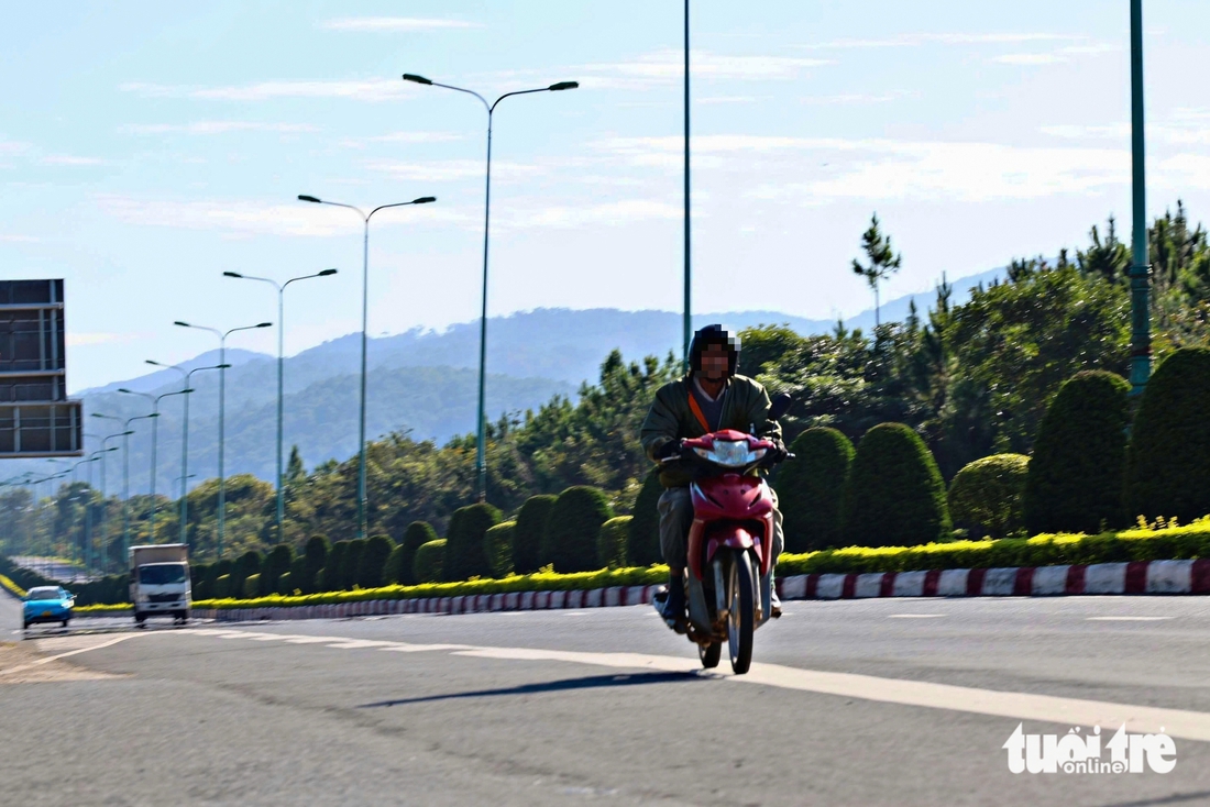 Người dân băng ngang đường cao tốc Liên Khương - Prenn vì thiếu đường gom - Ảnh 5.