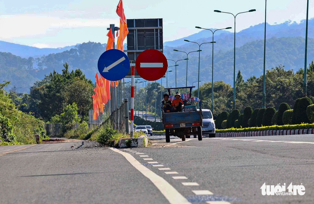 Người dân băng ngang đường cao tốc Liên Khương - Prenn vì thiếu đường gom - Ảnh 6.