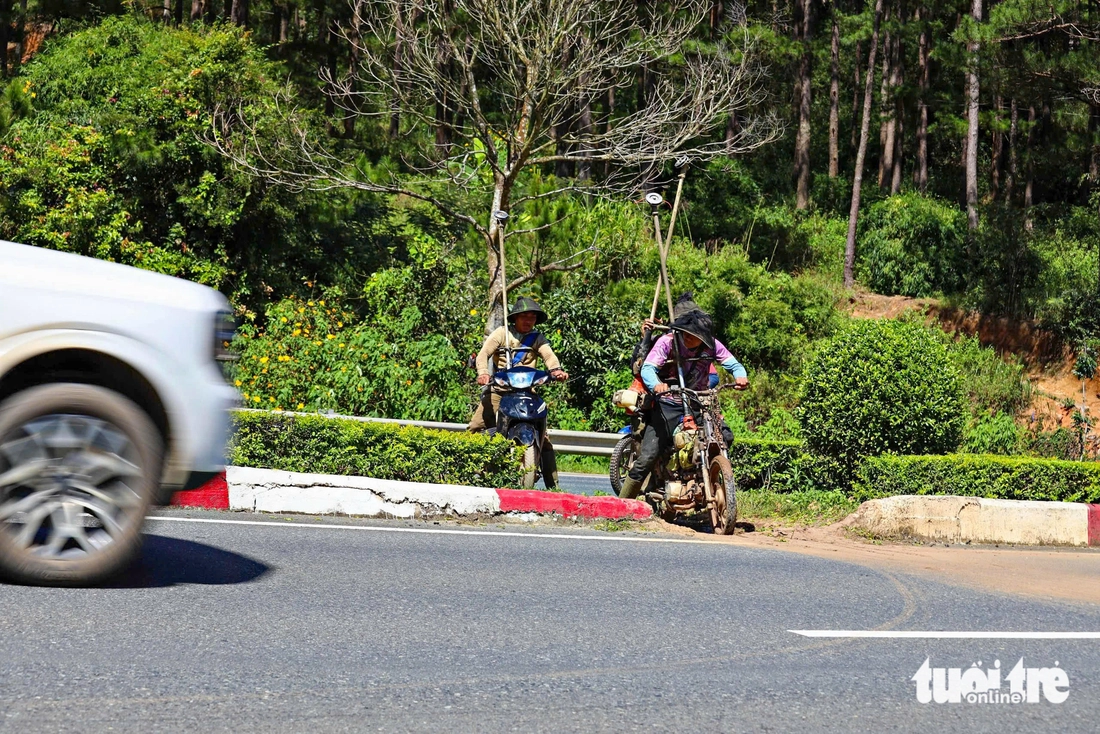 Người dân băng ngang đường cao tốc Liên Khương - Prenn vì thiếu đường gom - Ảnh 7.