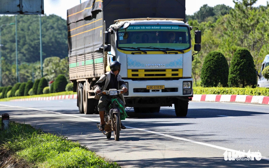 Người dân băng ngang đường cao tốc Liên Khương - Prenn vì thiếu đường gom - Ảnh 9.