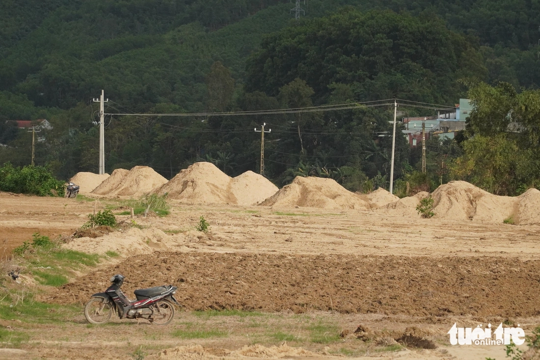 Ruộng đồng thành 'mỏ cát' sau lũ, nông dân mang xô đi gom về để dành - Ảnh 11.