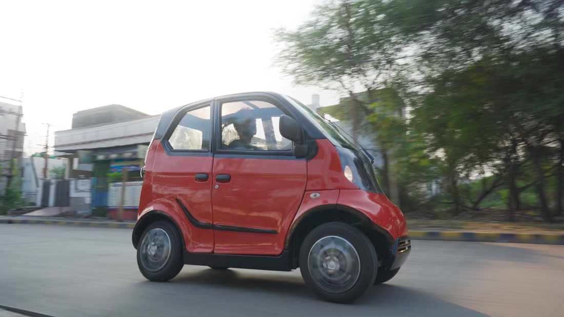 Ô tô điện mini giá chỉ ngang Honda SH Mode, chiếm chỗ đỗ như xe máy - Ảnh 9.