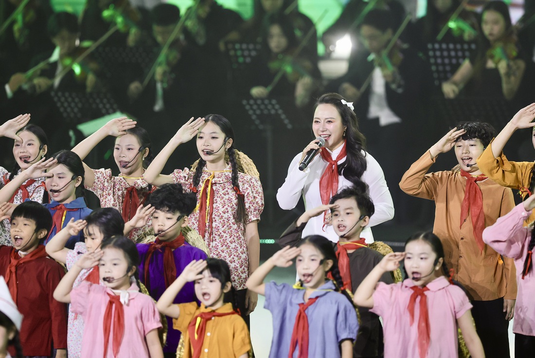 Hòa Minzy hát về cây lúa, Võ Hạ Trâm bắn nốt cao, tự hào quá là người Việt Nam - Ảnh 13.