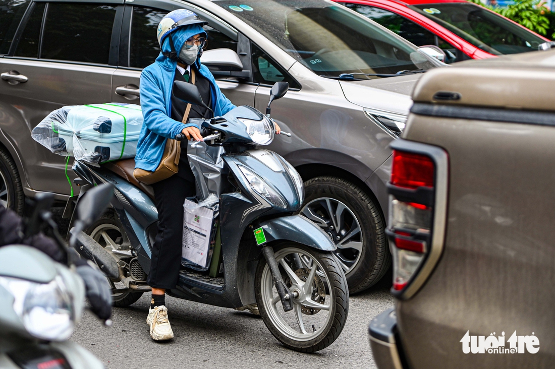 Người dân ùn ùn rời Hà Nội nghỉ Tết dương lịch, đường kẹt cứng từ trưa đến chiều - Ảnh 4.