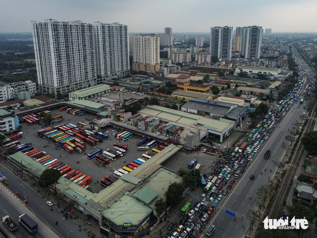 Người dân ùn ùn rời Hà Nội nghỉ Tết dương lịch, đường kẹt cứng từ trưa đến chiều - Ảnh 7.