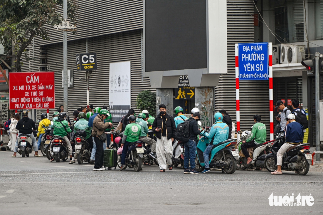 Người dân ùn ùn rời Hà Nội nghỉ Tết dương lịch, đường kẹt cứng từ trưa đến chiều - Ảnh 8.