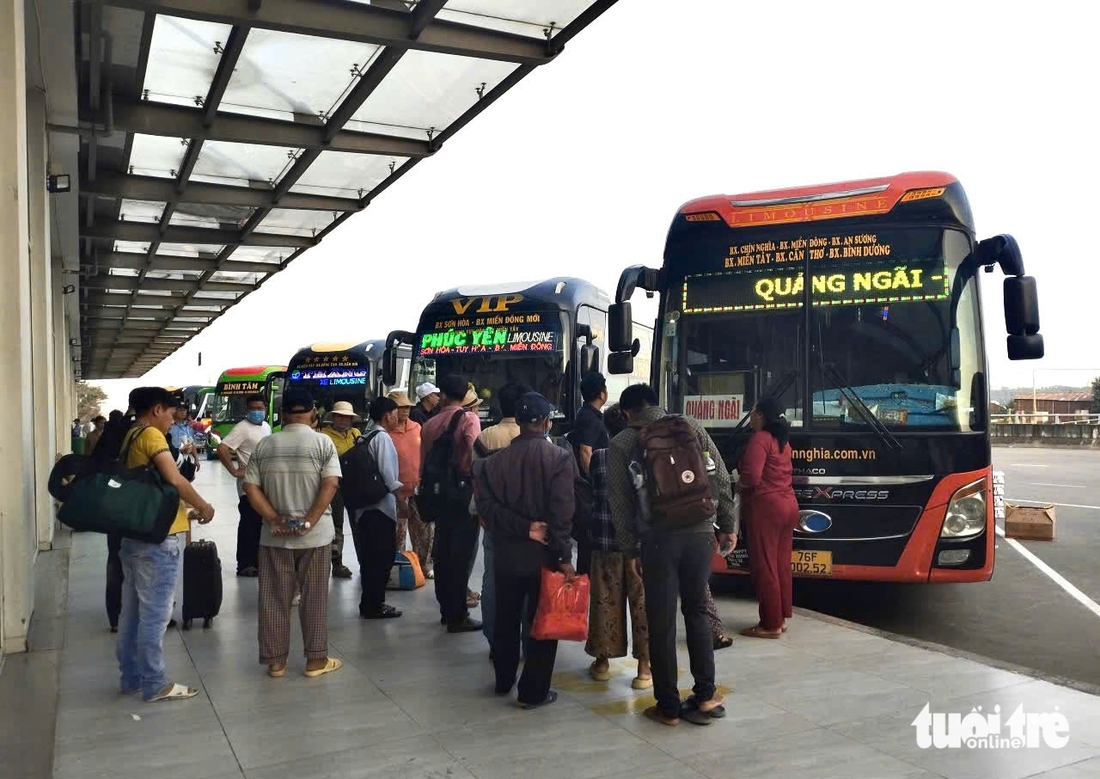 Người dân rời TP.HCM về quê nghỉ Tết dương lịch 2026, các cửa ngõ ùn ứ xe cộ - Ảnh 12.