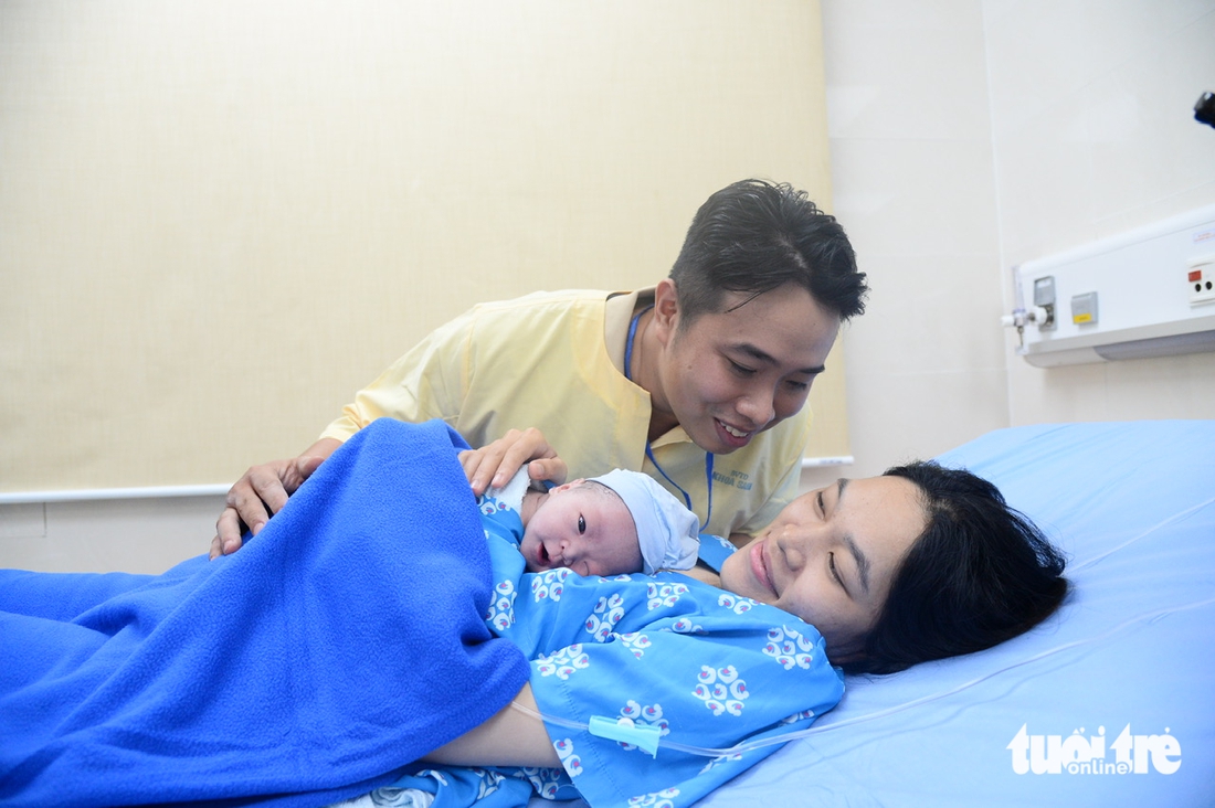 Vỡ òa hạnh phúc đón những em bé chào đời vào thời khắc năm mới 2026 - Ảnh 2.