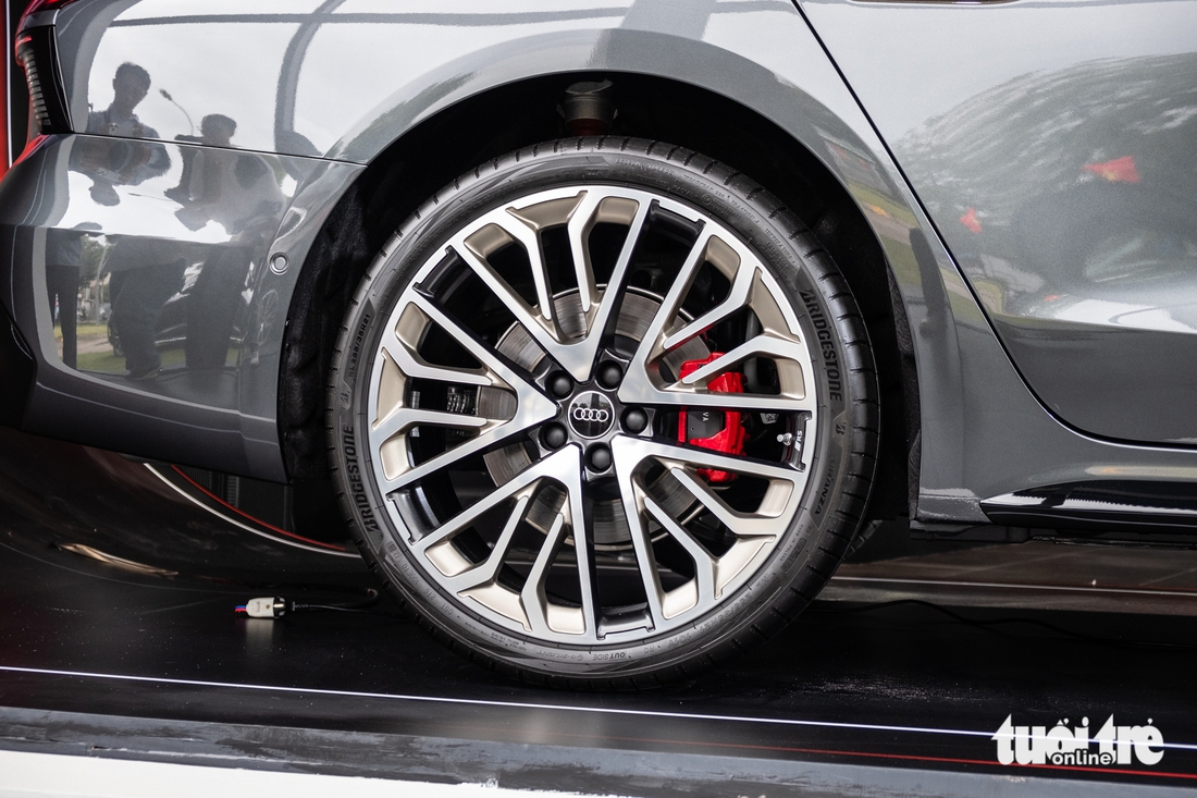 Audi A6 thế hệ mới ra mắt Việt Nam: Giá 2,799 tỉ, nhập Đức mà rẻ hơn E-Class và 5-Series, ADAS - Ảnh 7.