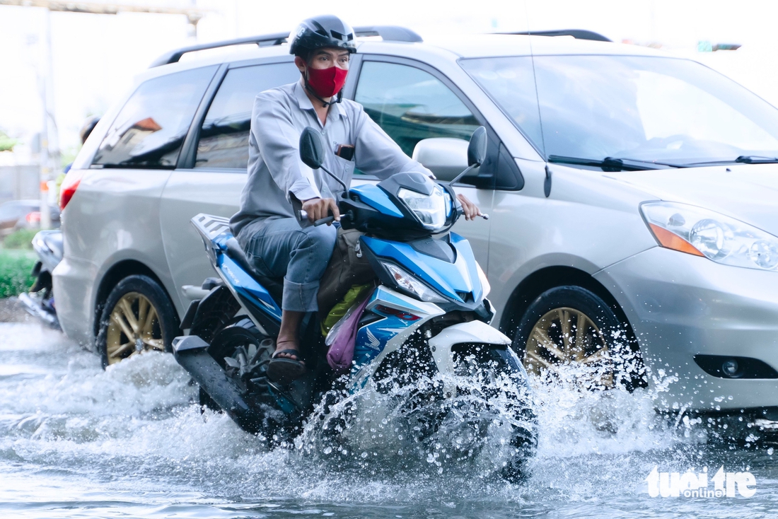 Triều cường ở TP.HCM: Đến hẹn lại lên vào giờ tan tầm - Ảnh 1.