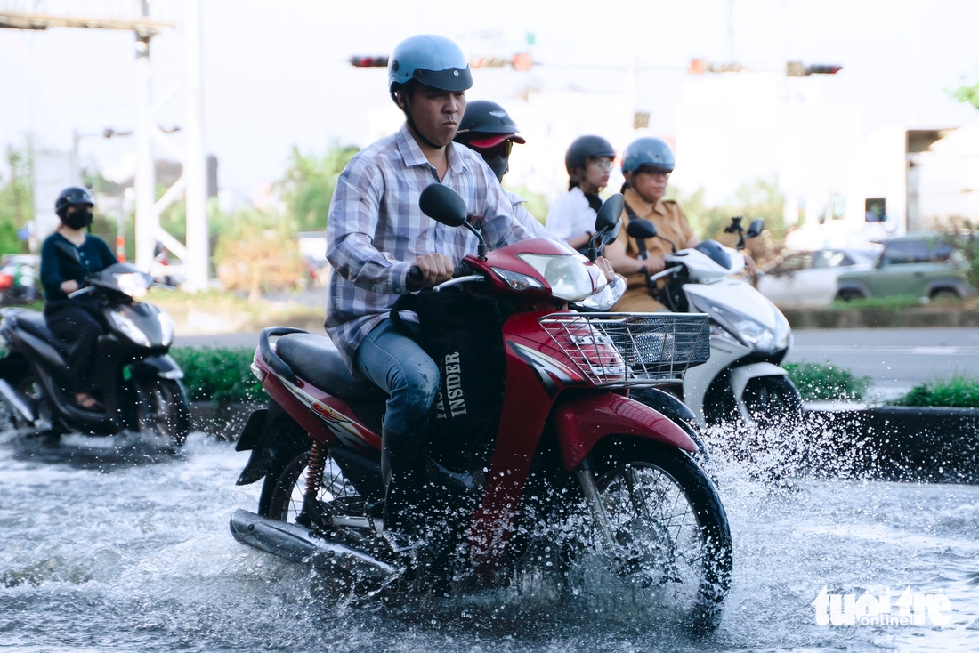 Triều cường ở TP.HCM: Đến hẹn lại lên vào giờ tan tầm - Ảnh 3.