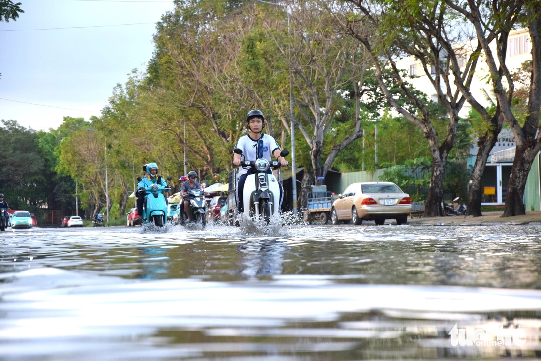 Triều cường dâng cao, người dân TP.HCM chen chúc, lội nước về nhà - Ảnh 8. Triều cường - Ảnh 4.