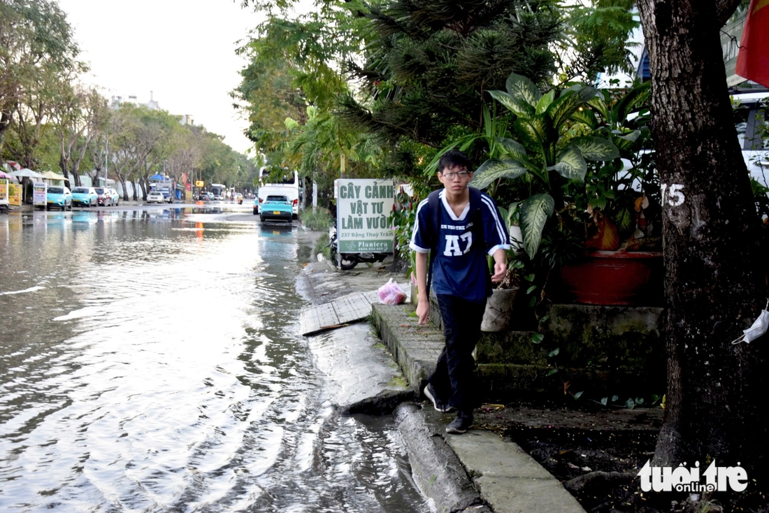 Triều cường dâng cao, người dân TP.HCM chen chúc, lội nước về nhà - Ảnh 9. Triều cường ở TP.HCM: Đến hẹn lại lên vào giờ tan tầm - Ảnh 9.