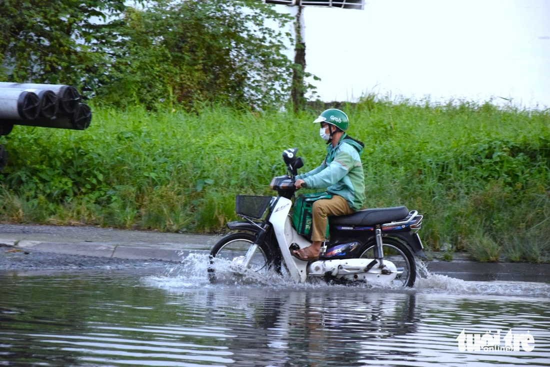 Triều cường dâng cao, người dân TP.HCM chen chúc, lội nước về nhà - Ảnh 10. Triều cường - Ảnh 6.
