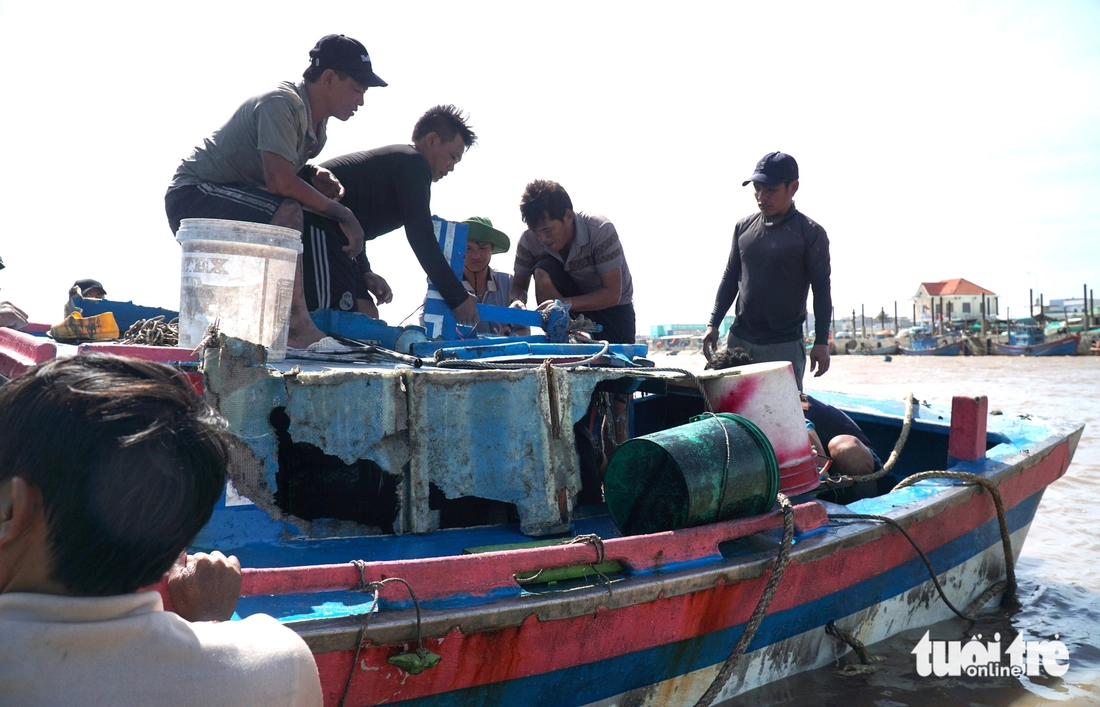 Ngư dân xót xa trục vớt tàu cá chìm ở cửa biển Liên Hương sau lũ - Ảnh 3.