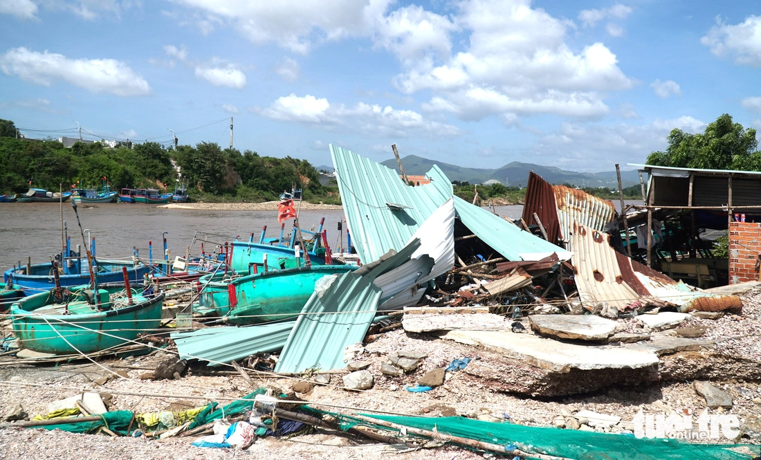 Ngư dân xót xa trục vớt tàu cá chìm ở cửa biển Liên Hương sau lũ - Ảnh 8.
